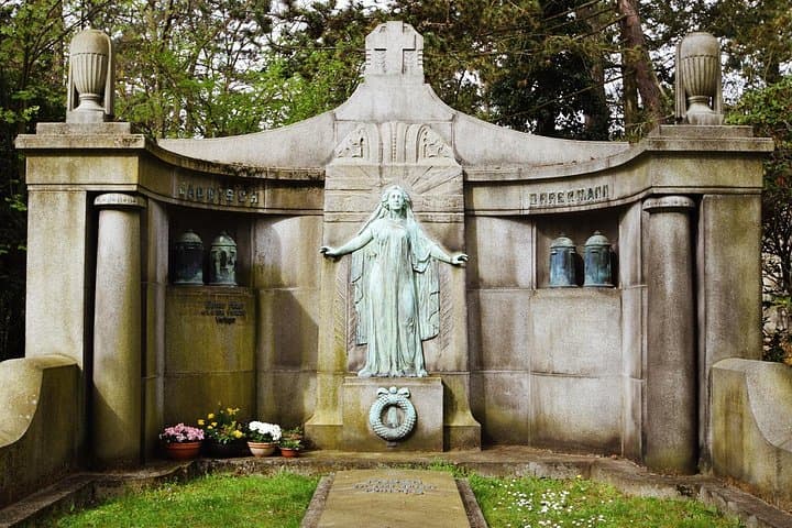Guided tour of the historic South Cemetery for a private group