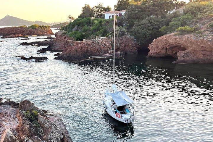 Private sailing excursion & Provencal picnic