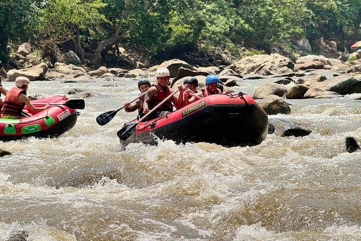 Raft the Rapids: Ultimate Whitewater Experience